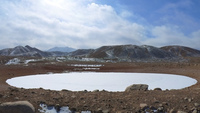 冬季祁连山下结冰涝坝池