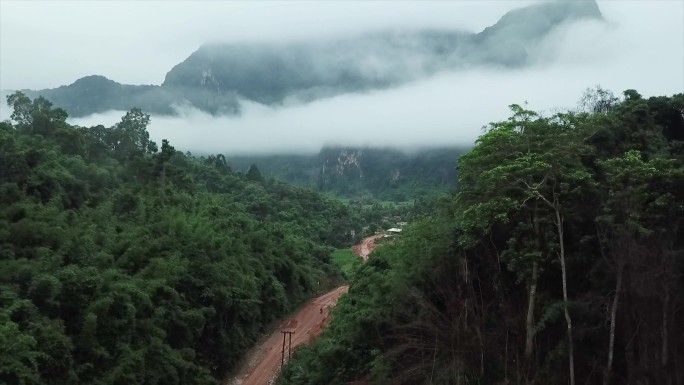 绵延群山云雾缭绕热带雨林航拍