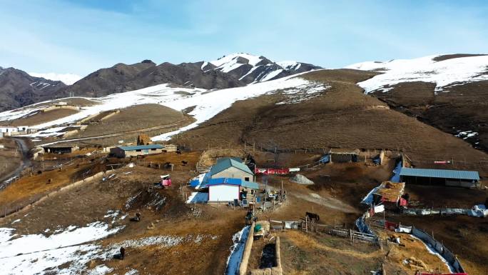 航拍戈壁沙漠雪山偏远小村庄