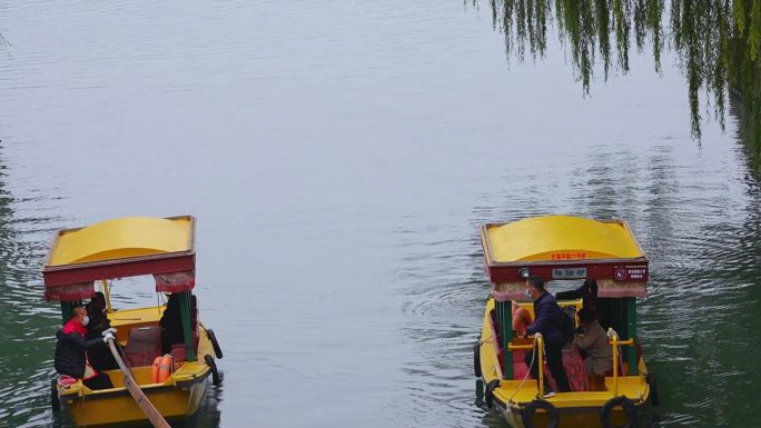 镜头合集公园里划船的游客龙舟画舫3