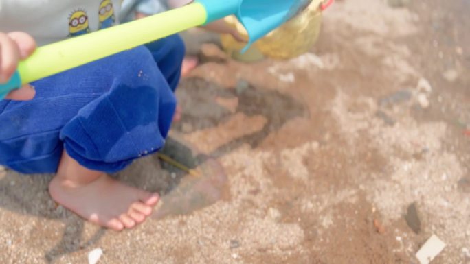 玩水玩泥沙玩耍的孩子手部特写