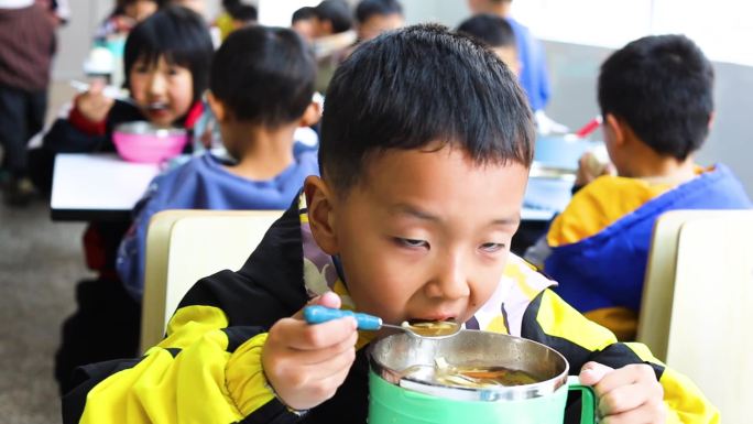 小学生学校食堂吃饭