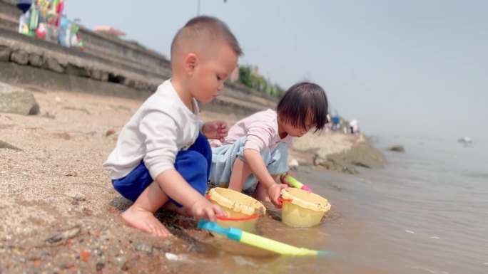 玩水玩泥沙玩耍的小孩子