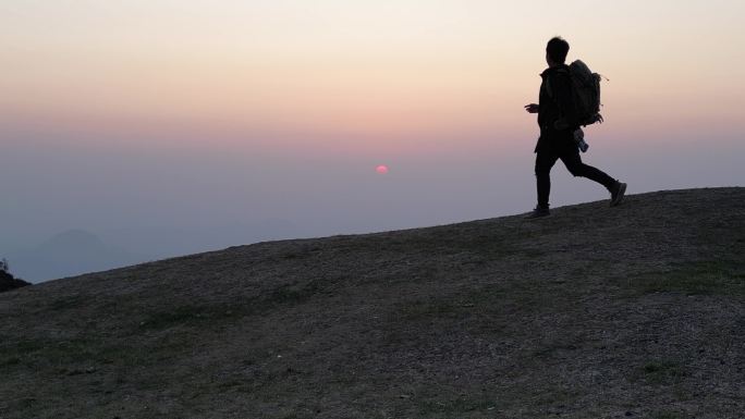 夕阳里的人剪影