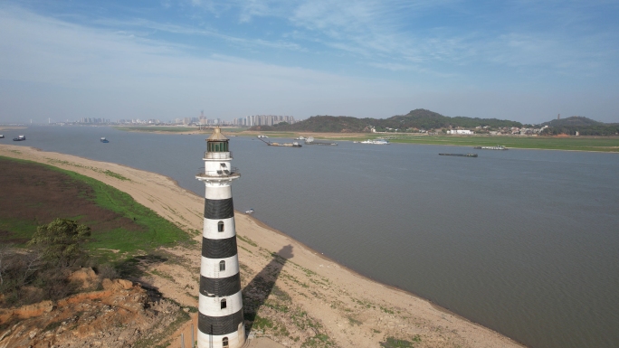 岳阳东洞庭湖枯水期货轮船航行洞庭湖底草原