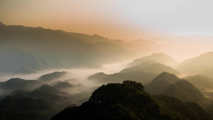 山峦叠嶂云雾缭绕