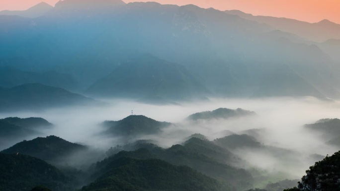 山峦叠嶂云雾缭绕