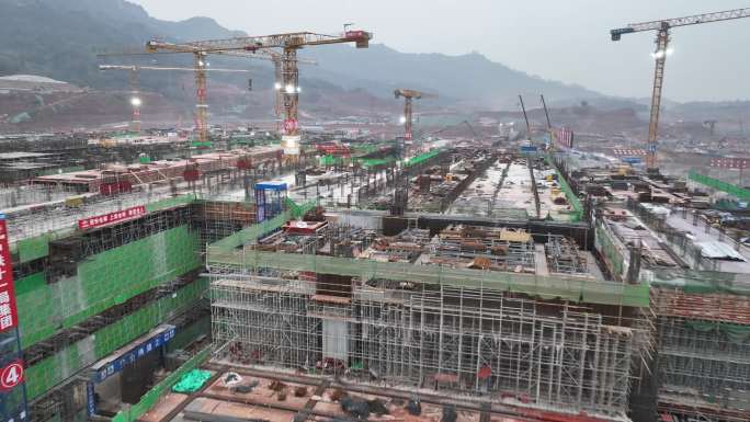 航拍穿越重庆东站工地大型工地复苏工地繁忙