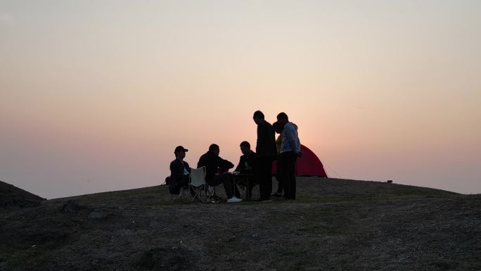 山顶露营黄昏夕阳美景舒适唯美