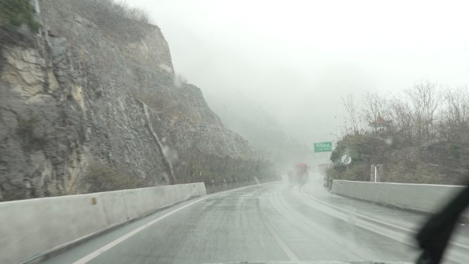 雪天山路高速开车