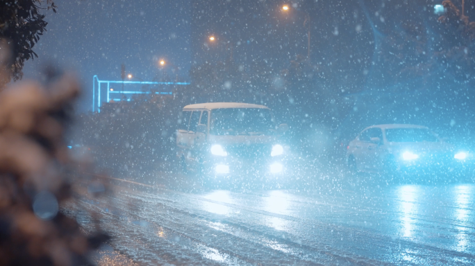 城市雪景车流路灯