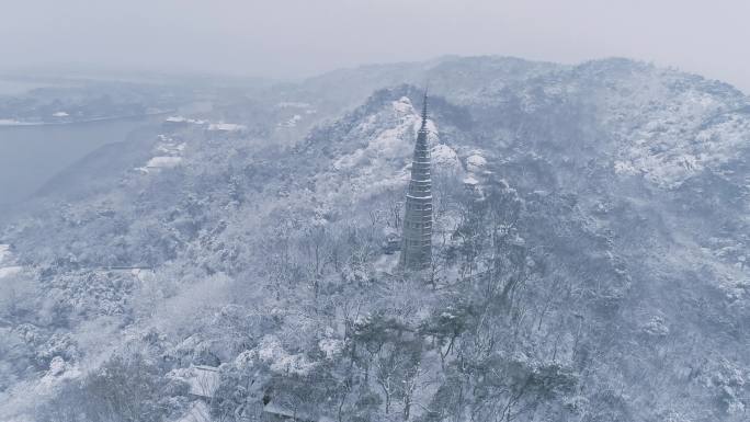 航拍杭州西湖保俶塔雪景