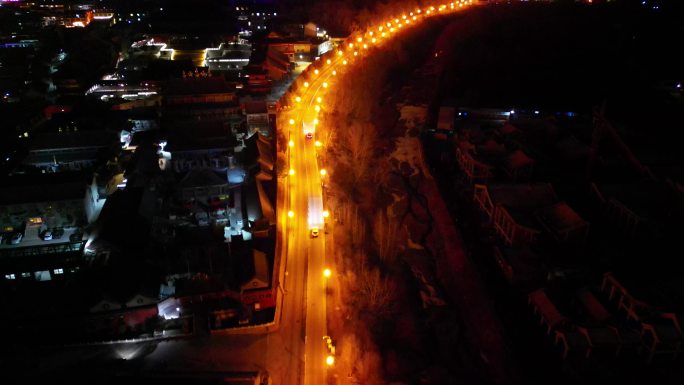 夜间道路车辆驶过