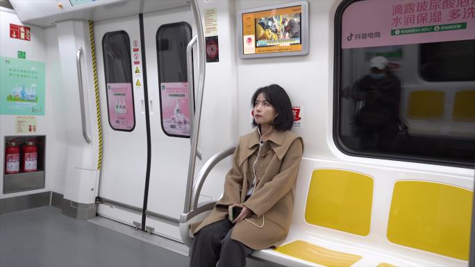 女孩乘坐地铁