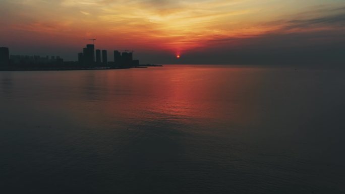 4K海上日出夕阳日出海浪波浪金色晨光航拍