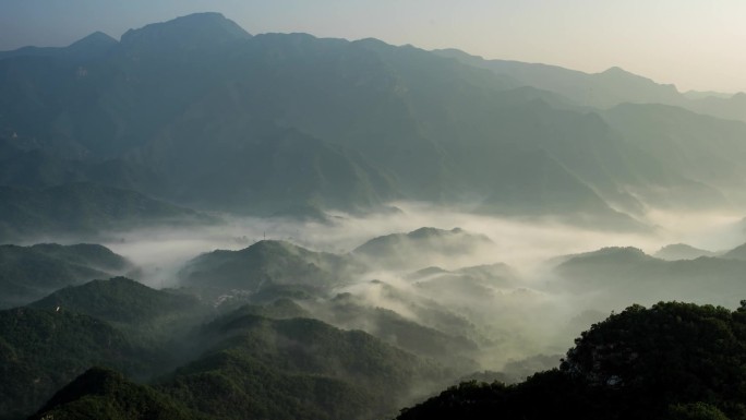 山峦叠嶂云雾缭绕