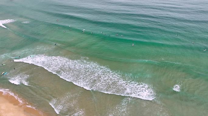 日月湾玻璃海冲浪