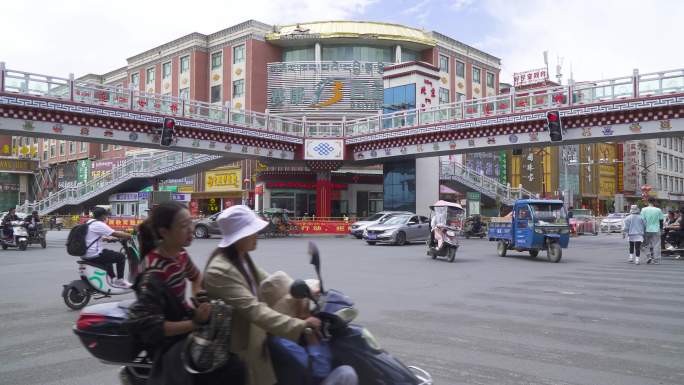 西藏大街 车流人来人往共享单车