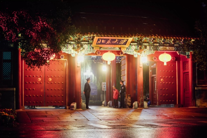 8k 北大西门延时摄影 雨天夜晚行人车流