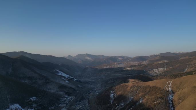 山谷清晨阳光冬季雪山