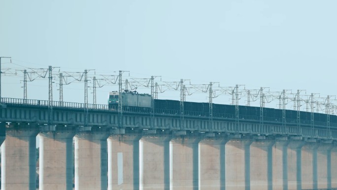 浩吉铁路蒙华铁路运煤火车，跨湖铁路大桥
