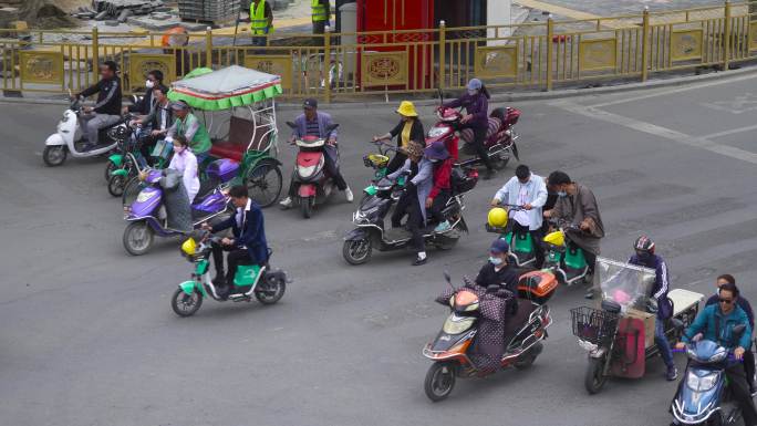 拉萨街头 西站街头 西藏大街车流人来人往