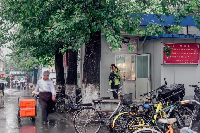 北大餐厅门口延时摄影，雨天的学一小白房