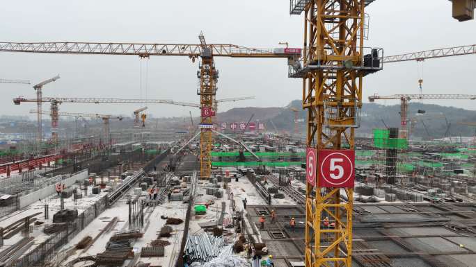 航拍穿越重庆东站工地大型工地复苏工地繁忙