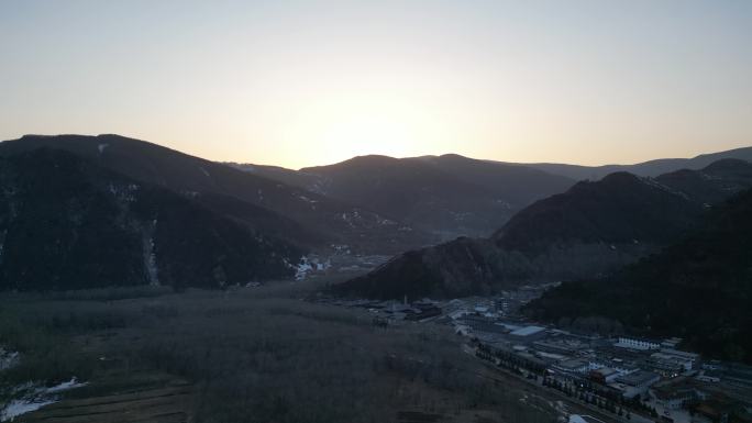 山谷半山寺庙村庄