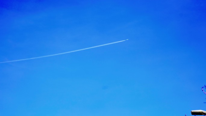 飞机划过天空