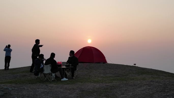 山顶露营黄昏夕阳美景舒适唯美