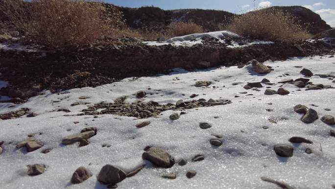 冬季山地砾石滩地残雪