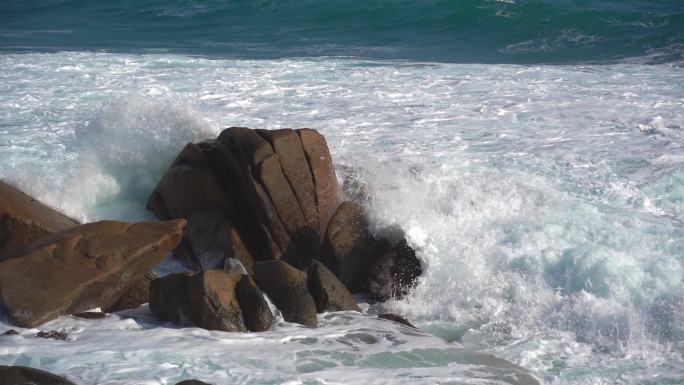 海浪滚滚  浪打礁石