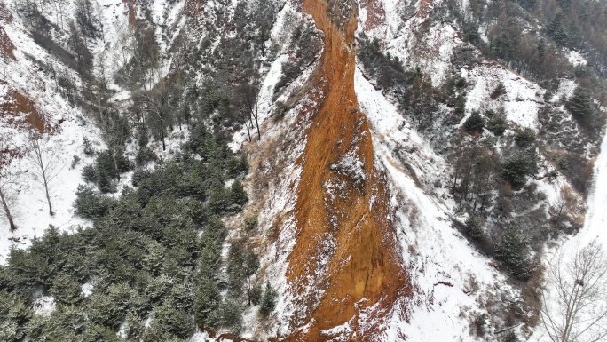 4K航拍陡峭的山壁