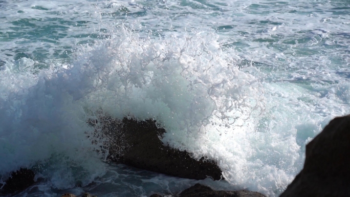 海浪滚滚  浪打礁石