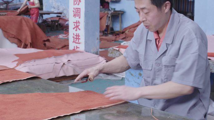 皮革厂工人手工处理皮革