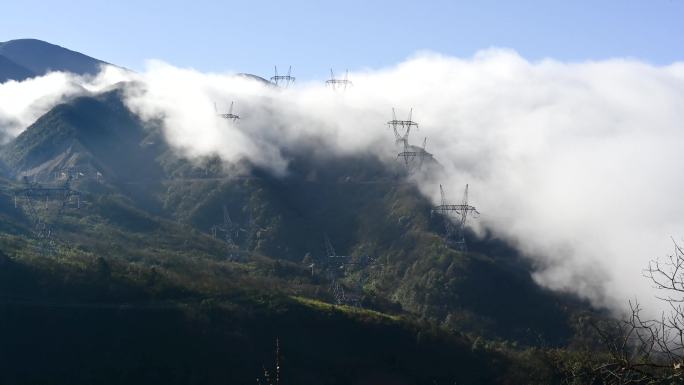 大山云雾电力输电线铁塔