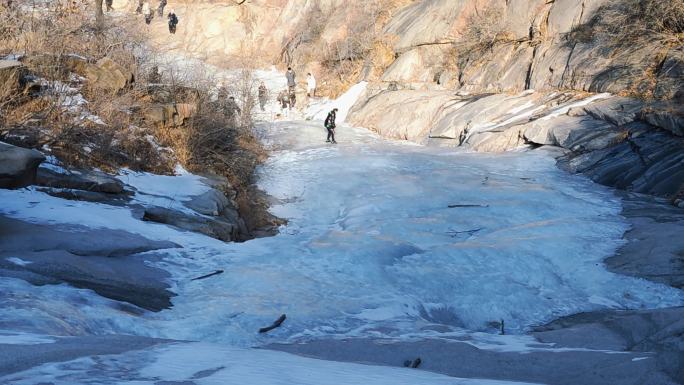 冬日的冰雪峡谷