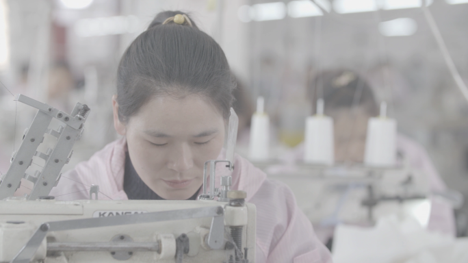 服装厂缝纫女工织布车间生产中近景