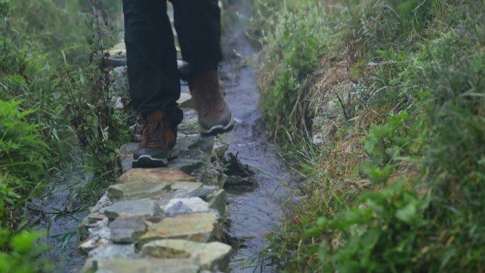 云南村寨 乡间溪水边小路上行走的脚步
