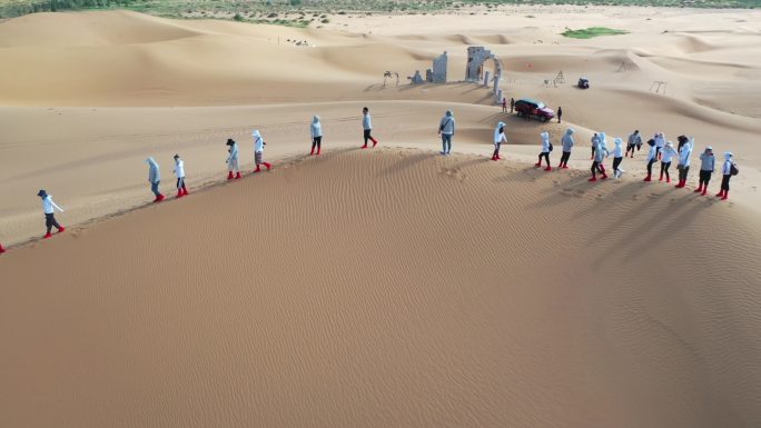 腾格里沙漠徒步素材多镜头实拍