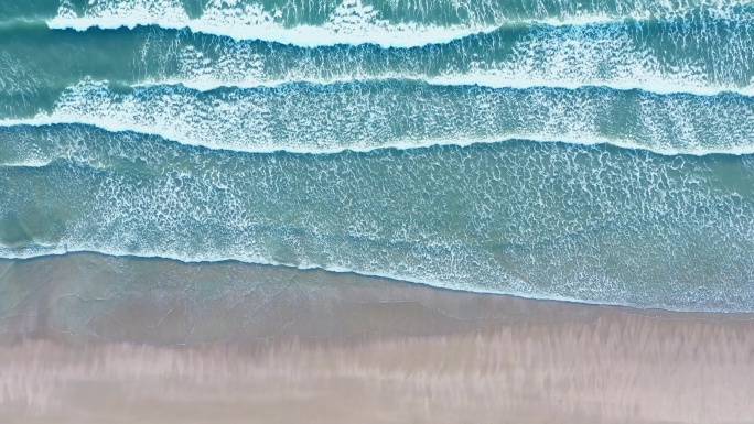 层层海浪拍打沙滩