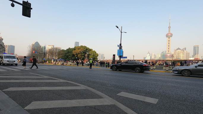 上海外滩十字路口的行人和车流
