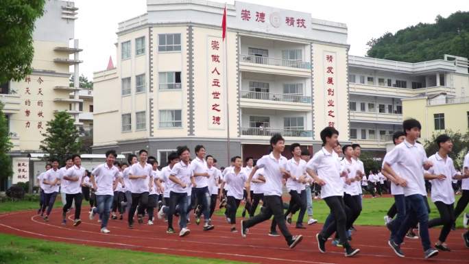 学生操场跑步