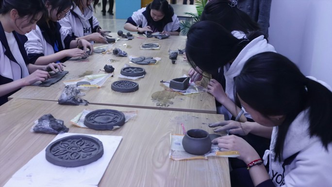 学生陶土雕塑汉代瓦当