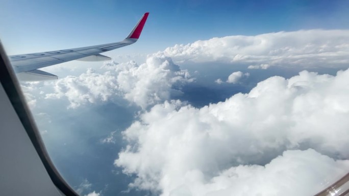 飞机空中窗外云层飞行机翼素材