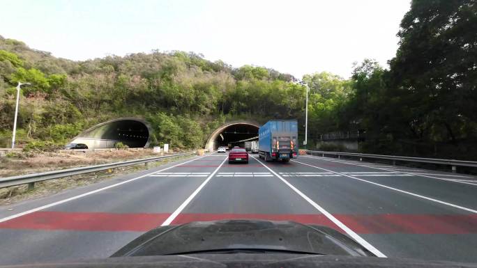 汽车行驶在高速公路上
