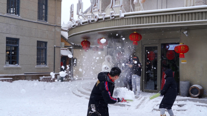 6条高清升格雪中打雪仗嬉闹年轻人素材