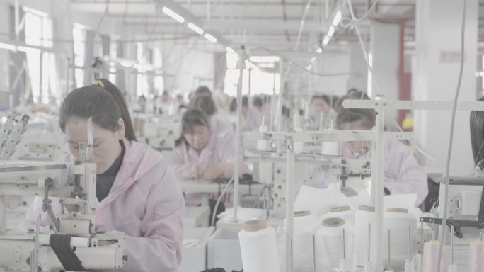 服装厂缝纫女工织布车间生产全景