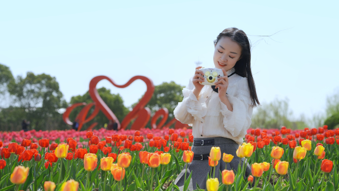 郁金香 美女陶醉花海 赏花  美女看花